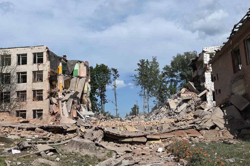 Ракетою знесло чотири поверхи. У Сумах завершили розбір завалів
