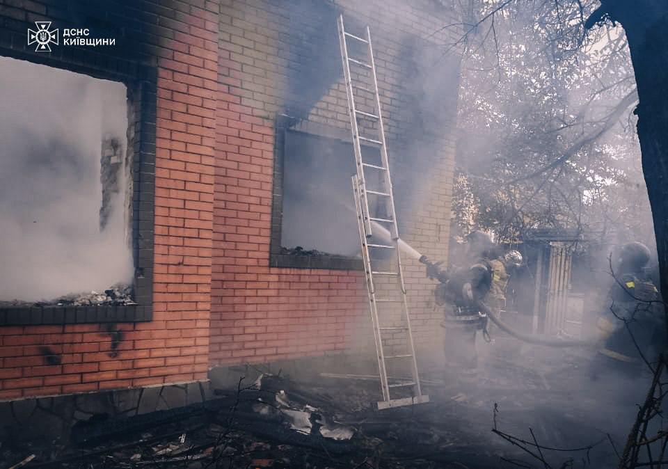 Через падіння уламків ударного ворожого БпЛА на Київщині виникла пожежа