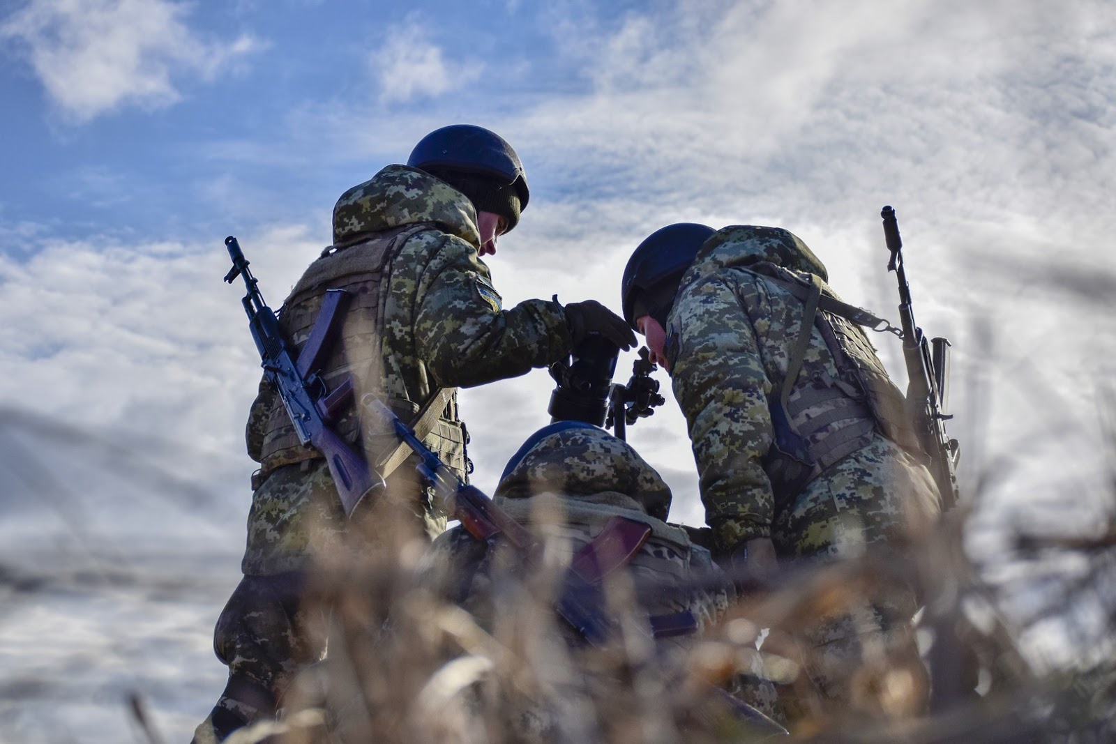 Як прикордонники-мінометники насипають окупантам 120-міліметровим калібром. Відео