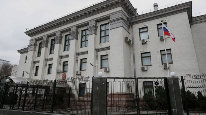 Росія розпочала евакуацію дипломатів з України