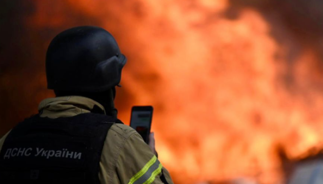 У Дніпрі пролунали вибухи: виникли три пожежі, є постраждалі