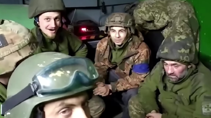 Посмішки і млинці від захисників Маріуполя. Відео про побут прикордонників в "Азовсталі"