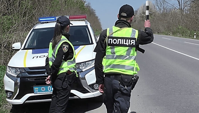 "Грошей немає — скидай на карту": на Львівщині судять поліцейських за цифрові хабарі