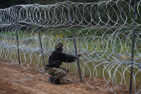 Польща зводить паркан на кордоні з Білоруссю, щоб зупинити мігрантів