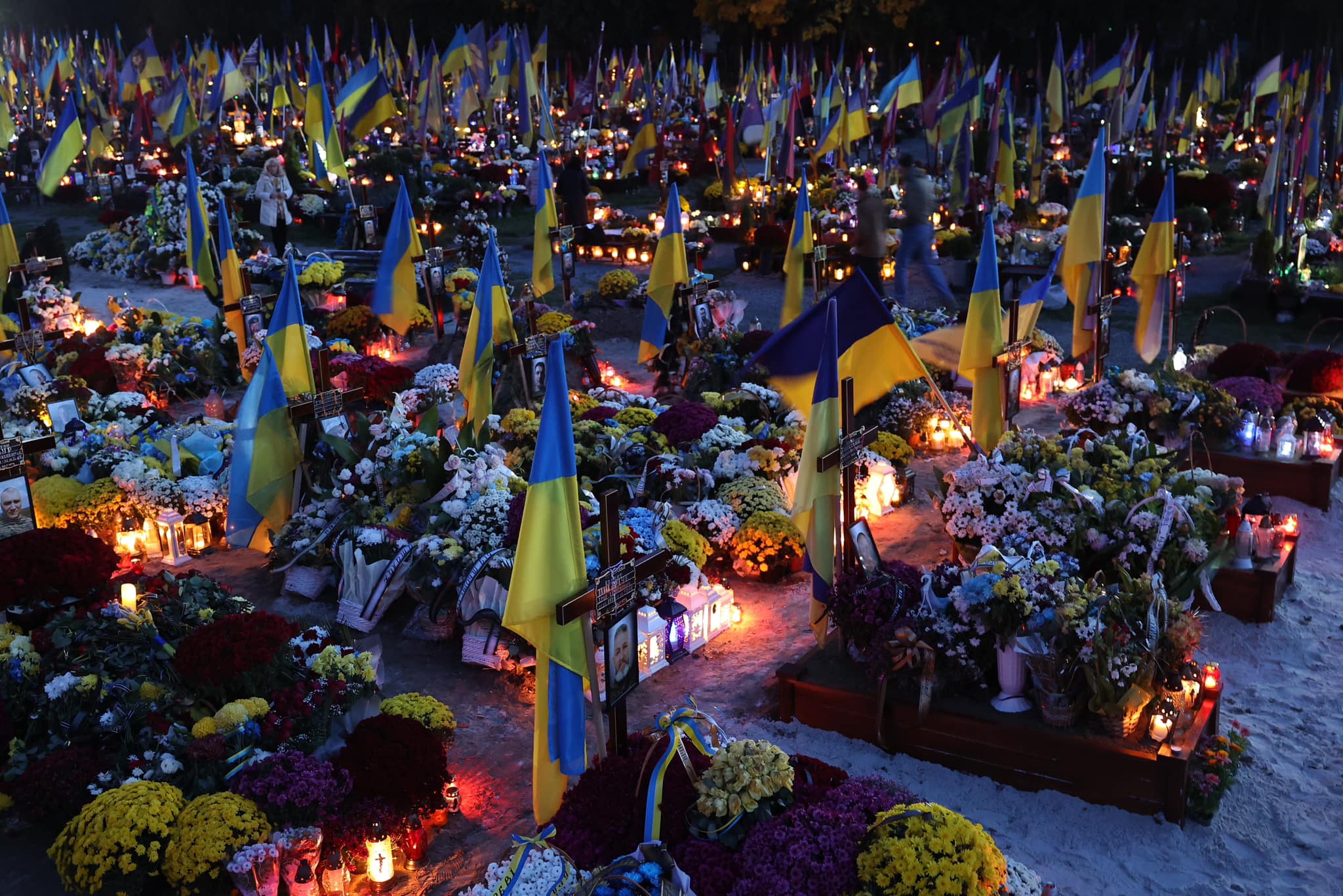 У Львові запалили лампадки на могилах полеглих Героїв (фоторепортаж)