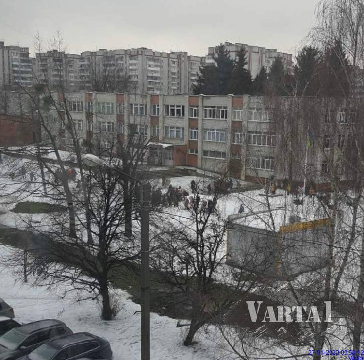 У Львові евакуйовують учнів молодших класів через повідомлення про замінування