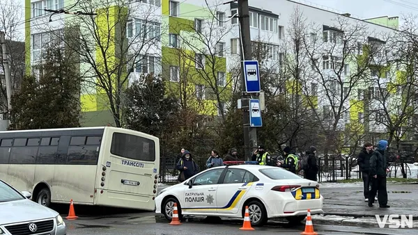 У Луцьку маршрутка з пасажирами провалилася під асфальт (фото)