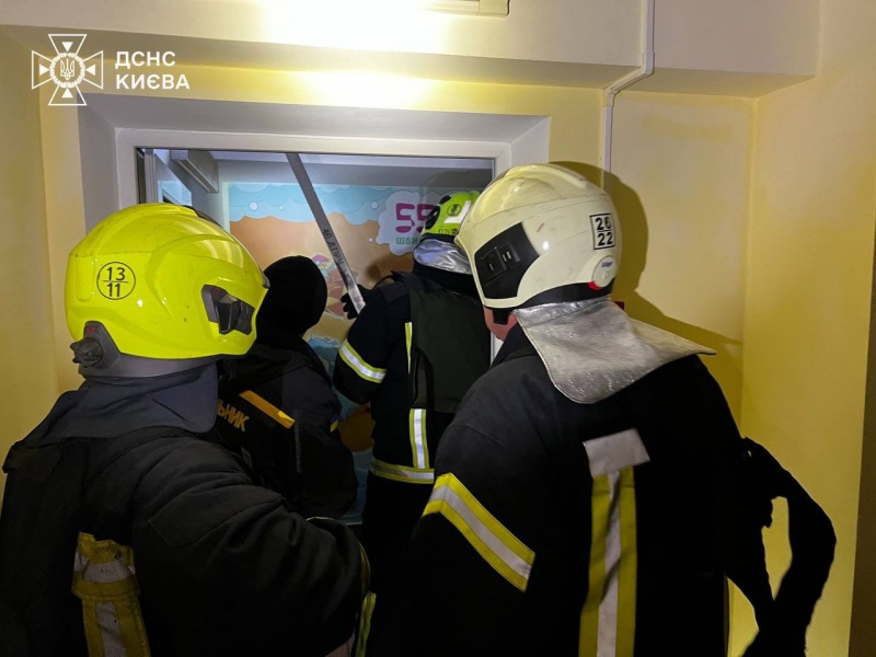Нічні вибухи у Києві: з'явилися фото з місця падіння уламків "шахеда"