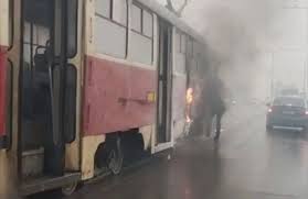 У Львові загорівся трамвай під час руху: відео
