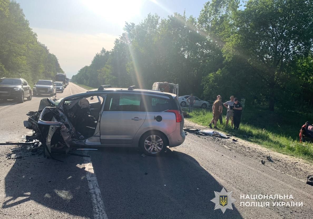 Миттєва смерть трьох людей: стали відомі деталі автотрощі на Львівщині (фото)