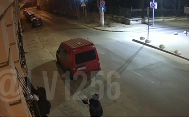У Львові табличку з назвою вулиці Ірини Фаріон замалювали чорною фарбою: відео з камер