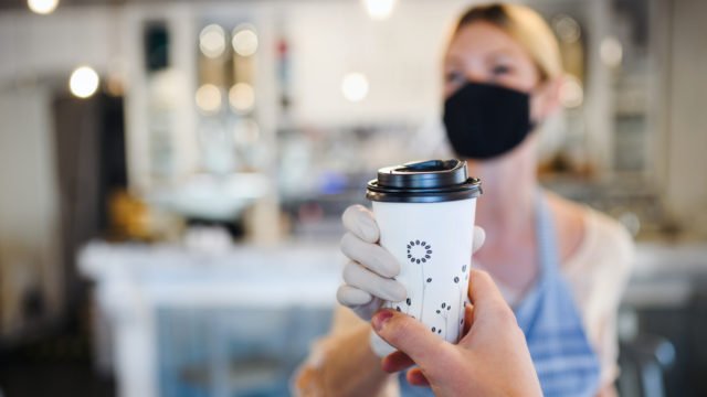 МОЗ може ввести обмеження для невакцинованих українців. Як це працює у світі