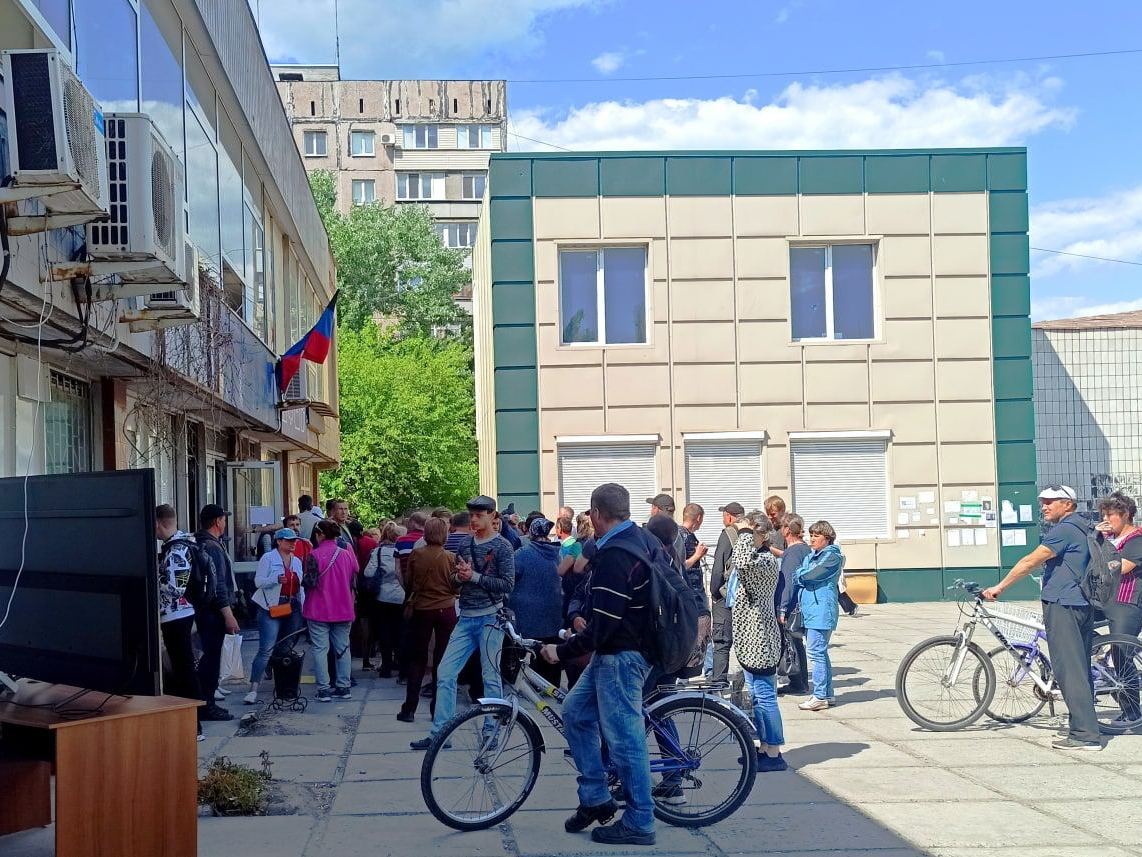 У Маріуполі окупанти встановили телевізори на колесах: "годують" жителів пропагандою