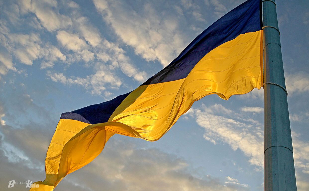 На Львівщині двоє жінок і чоловік зірвали та спалили прапор України