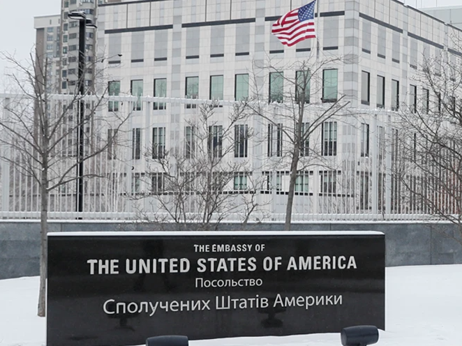 Деякі іноземні посольства в Україні сьогодні призупинили роботу: в чому причина