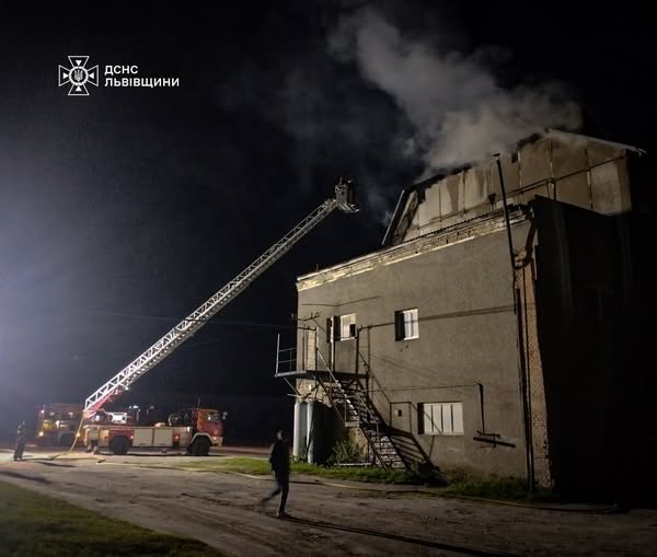 Горів дах: на Львівщині виникла пожежа у триповерховій будівлі (фото)