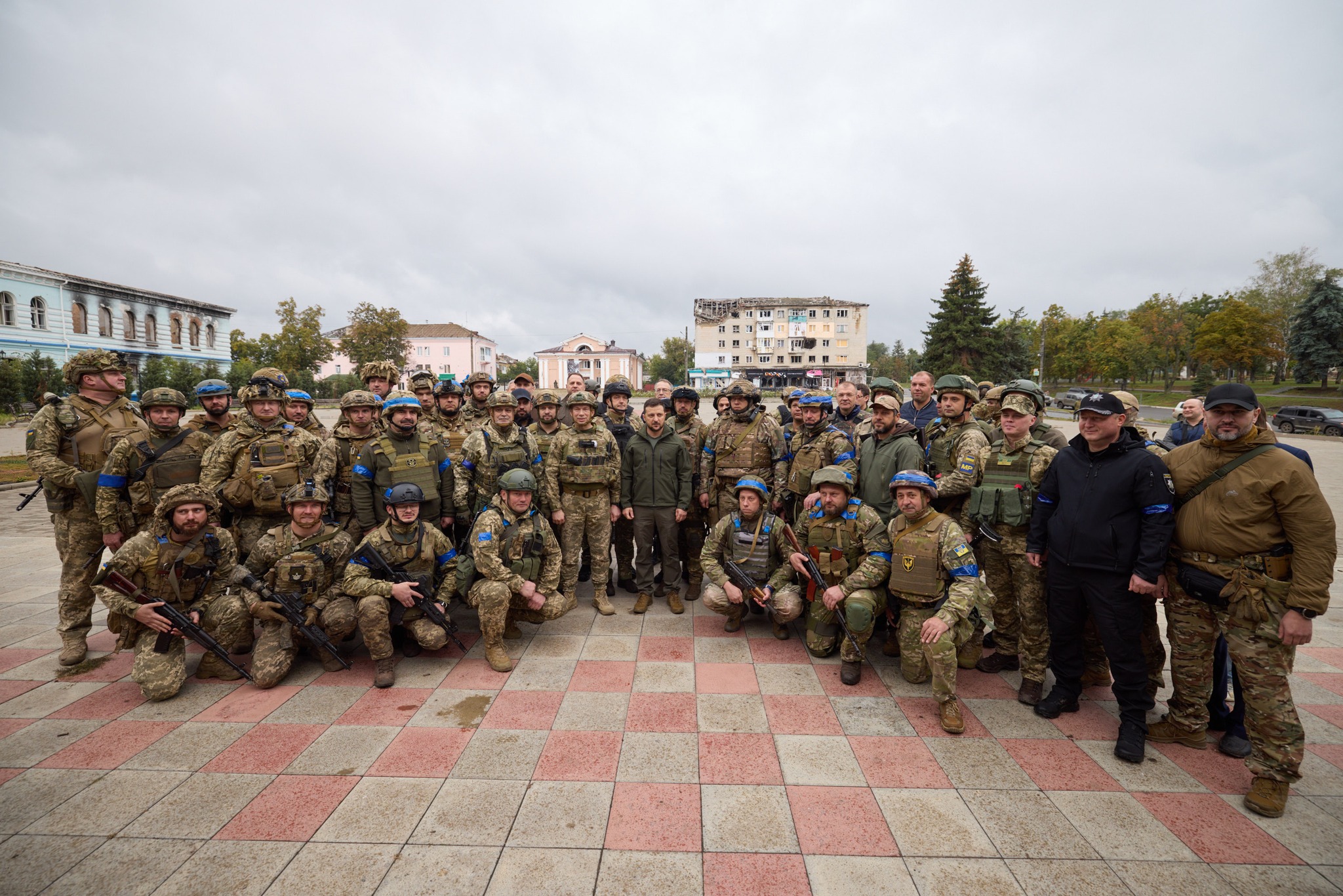 «Шукаємо тільки одне – прапор України». Зеленський відвідав деокупований Ізюм