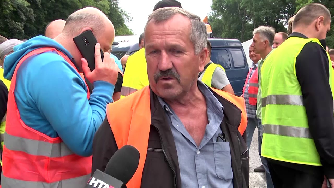 Далекобійники перекрили дорогу, намагаючись привернути увагу