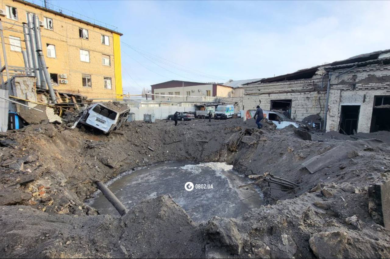 Глибока вирва, зруйновані будівлі та вибиті вікна: Наслідки ранкової атаки РФ по Києву. Нові фото з місця удару