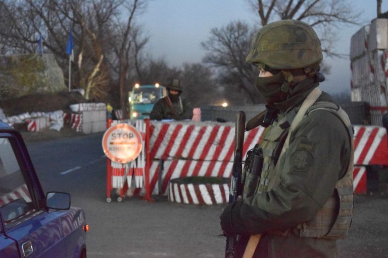 Біля Маріуполя п'яний чоловік на автівці проривався через блокпост
