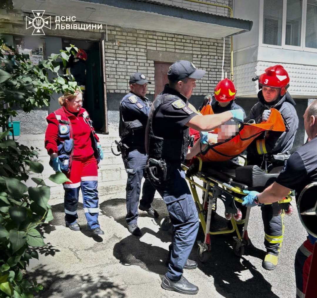 Поки рідні шукали чоловіка, він перебував без свідомості у власній квартирі у Львові