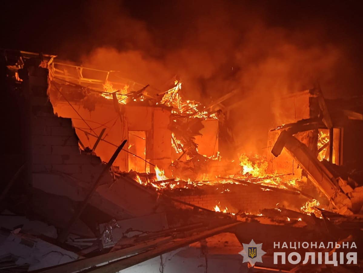 У Сумах дрон-камікадзе вдарив по будинку з людьми: фото з місця вибуху