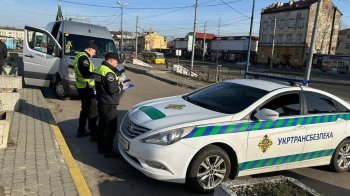 У Львові біля вокзалу спіймали двох нелегальних таксистів