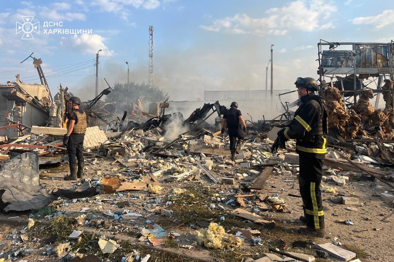 Росіяни атакували Харківщину: під завалами кафе опинилися двоє людей