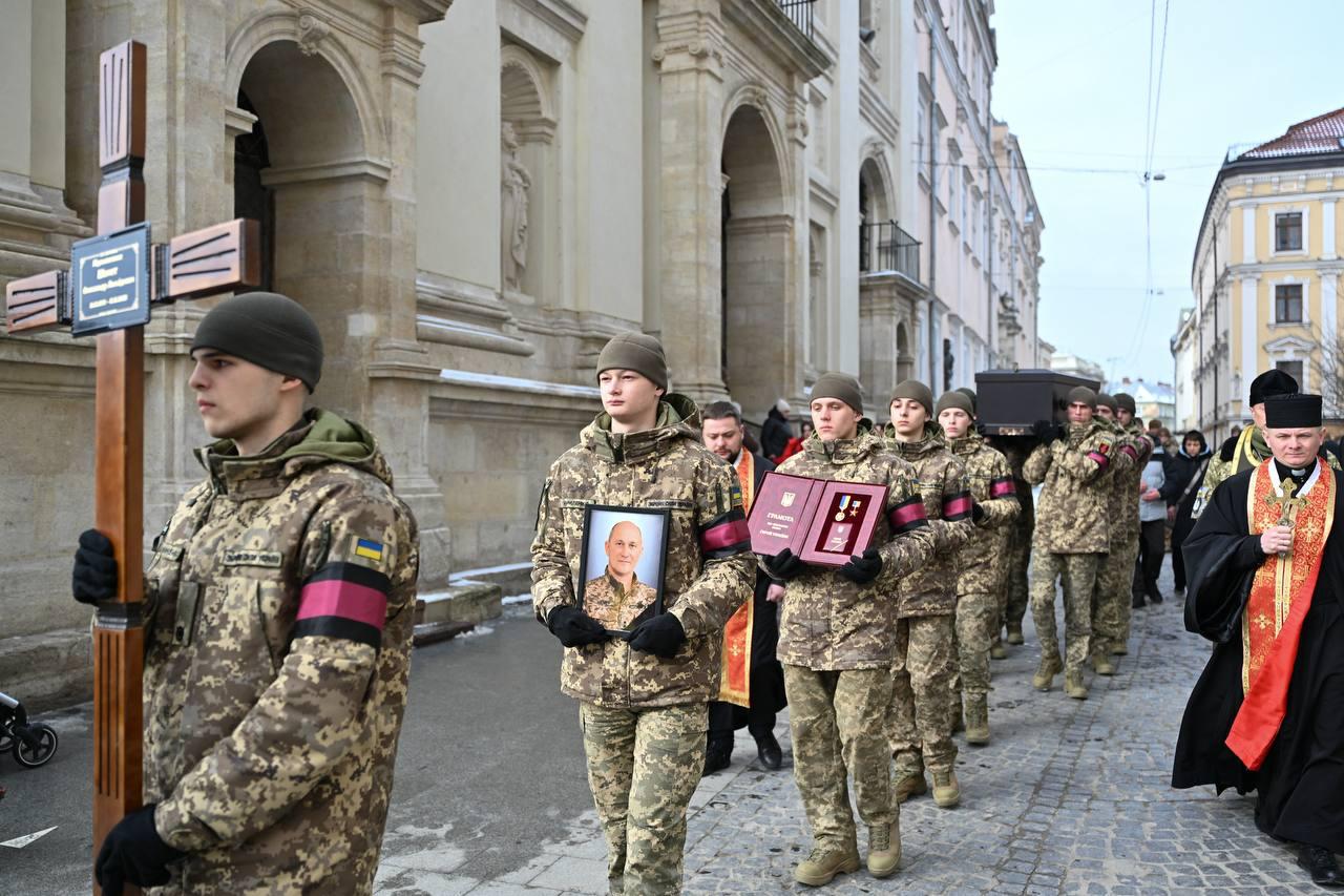 Як у Львові прощалися з пілотом гелікоптера Героєм України: фоторепортаж