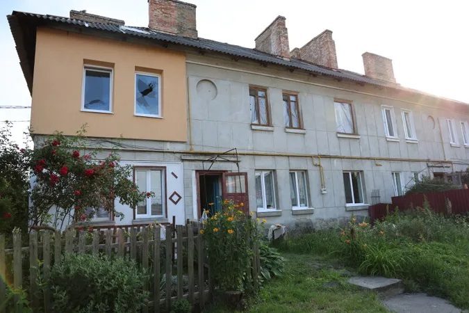 З'явилися нові фото понищених будинків у Луцьку після російської атаки