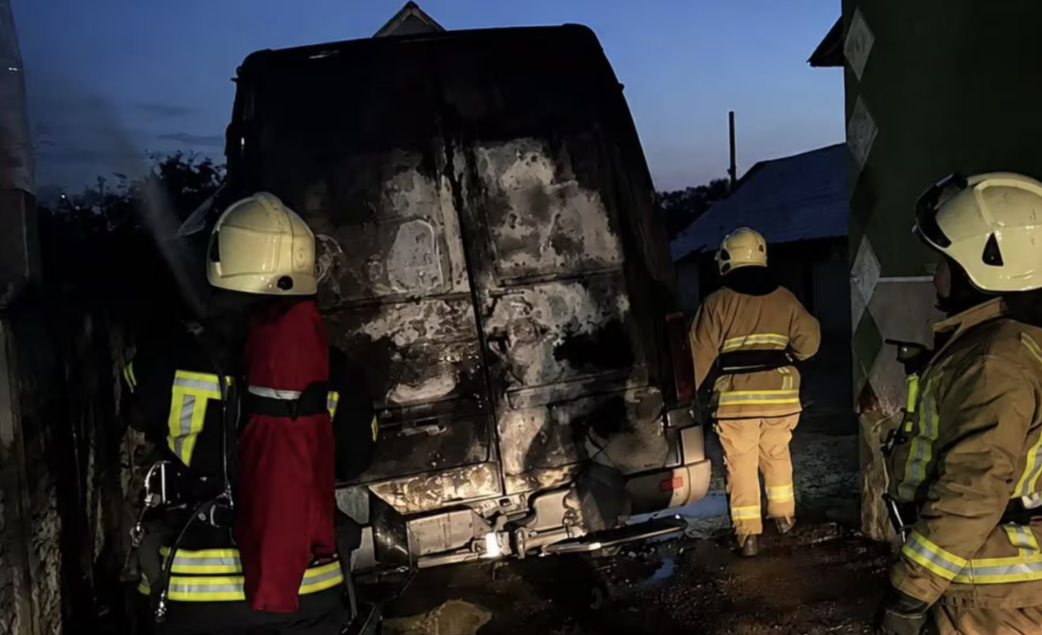 На Львівщині вдосвіта вщент згорів Mercedes-Benz Sprinter: вогонь ледь не знищив будинок
