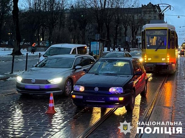У Львові 63-річний водій Volkswagen Golf збив пішохода