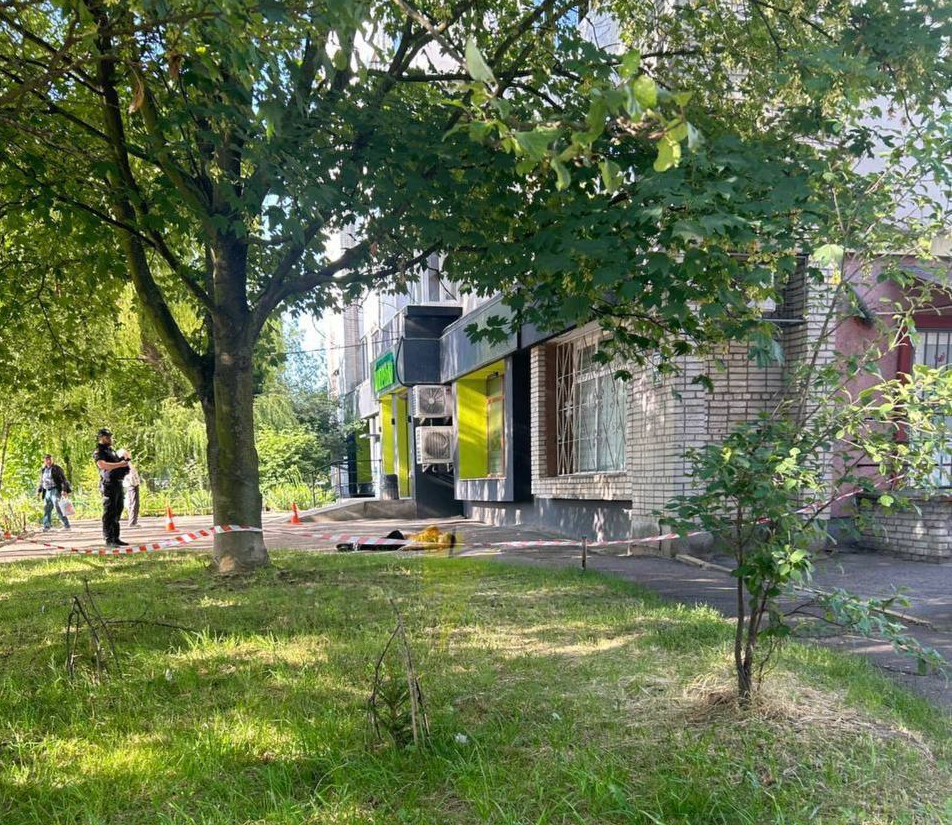 У Львові людина випала з вікна багатоповерхівки