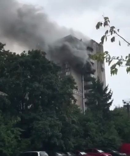 У Львові виникла масштабна пожежа: горить готель (відео)