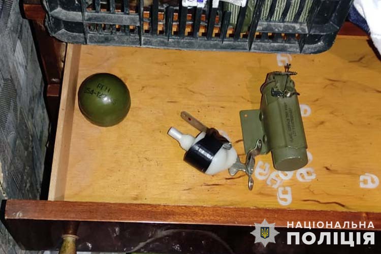 У Тернополі жінка виявила в своєму авто  міну та гранату: поліція шукає її колишнього чоловіка
