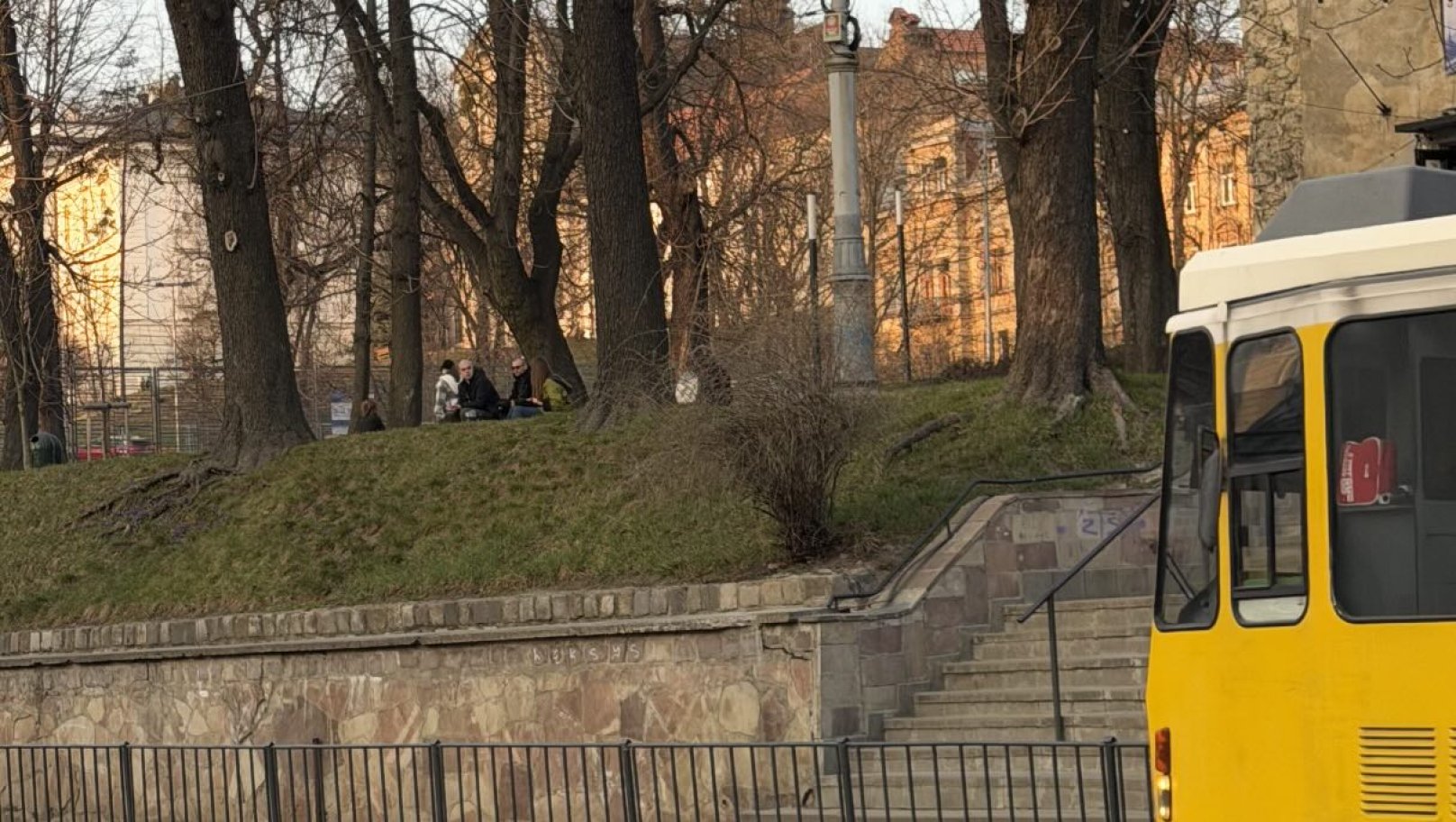 У центрі Львові 6-річна дитина впала на дорогу з триметрового схилу