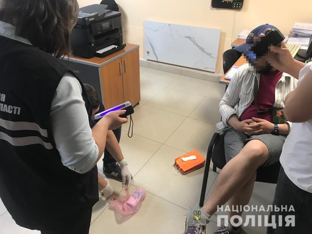 43-річний львів'янин організував продаж волонтерських бронежилетів