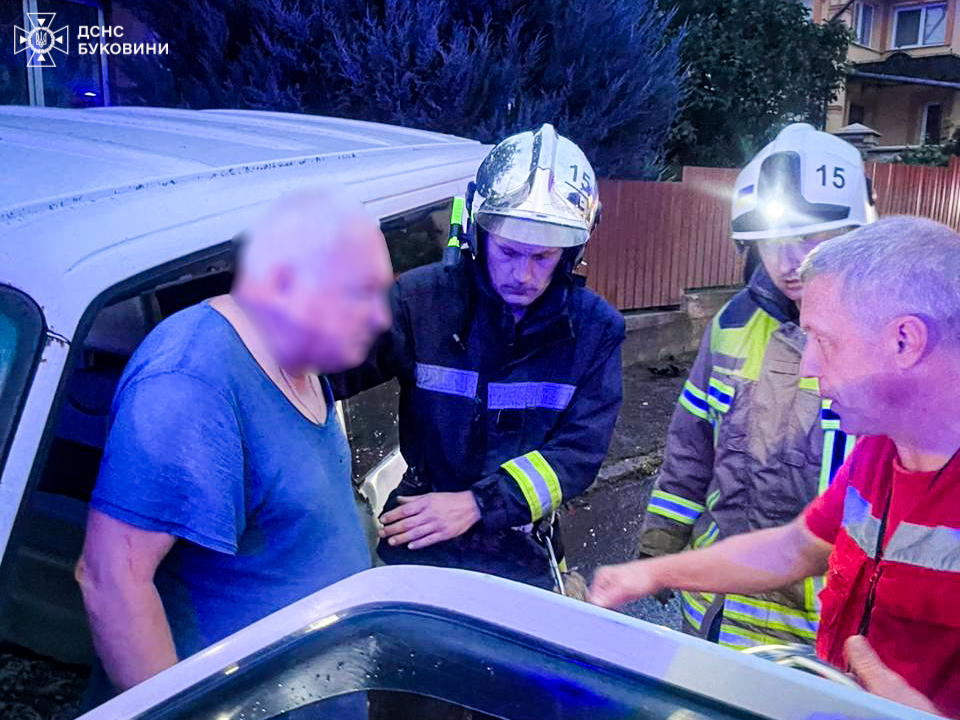 Колесо вирвало "з м'ясом": рятувальники показали фото автотрощі на Буковині