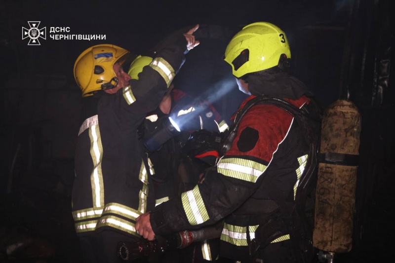Вночі у Чернігові потужна пожежа спалахнула на місцевому ринку (фото)