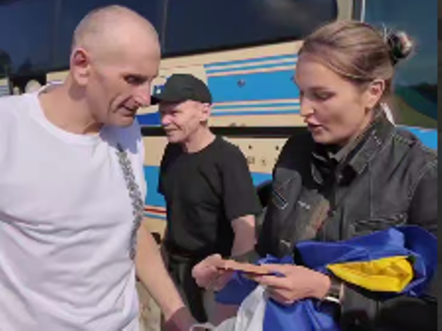 Військовий повернувся з полону у свій день народження: відео дня