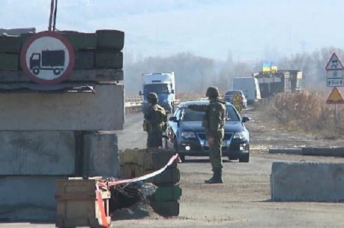 Львівські комунальники просять приносити деревину для блокпостів