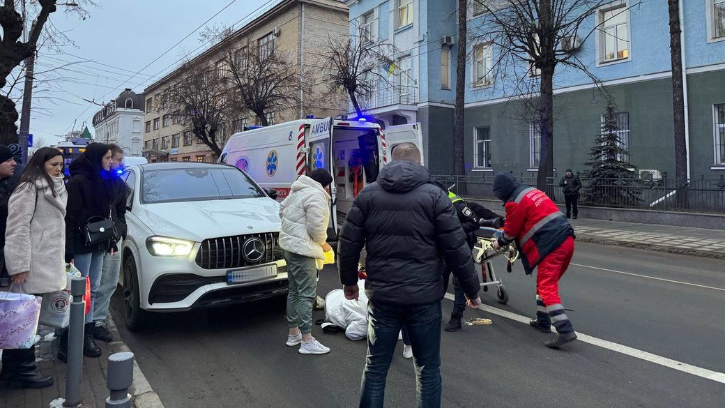 У Вінниці водій позашляховика збив двох 19-річних дівчат, які йшли по пішохідному переходу (відео)
