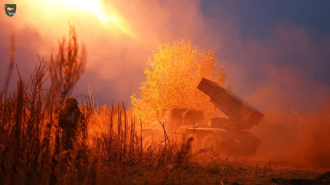 За добу росіяни втратили майже пів тисячі військових, систему ППО та дві РСЗВ