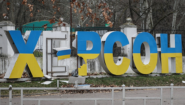 Ворожа атака на Херсон: у одній із громад пошкоджені багатоповерхівка і навчальний заклад