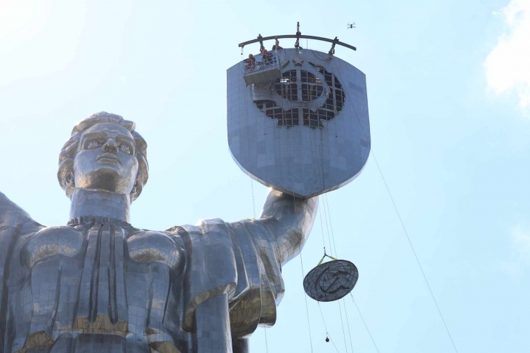 У Києві демонтували радянський герб зі щита "Батьківщини-матері". Відео дня