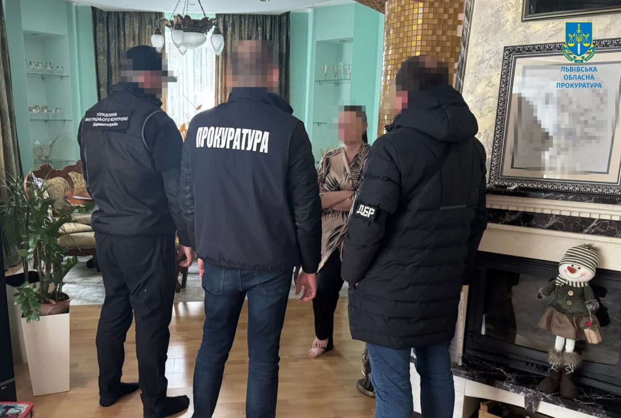 На Львівщині інспекторка митниці у власному авто вивозила ухилянтів за кордон