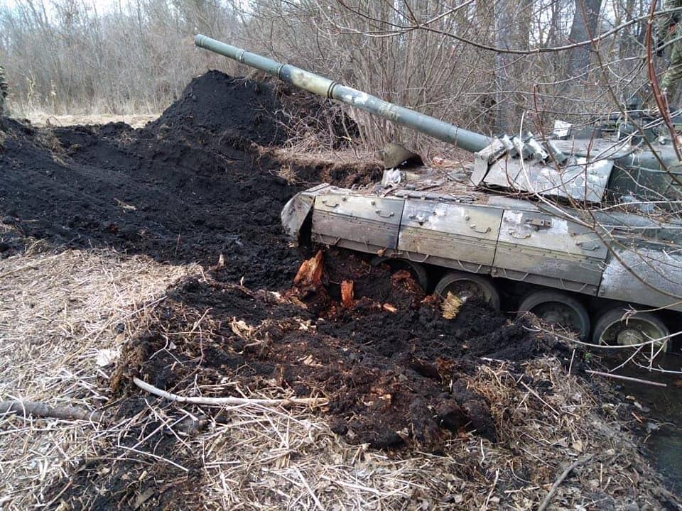Були по башту в землі. Українці відкопали у полях покинуті ворожі танки