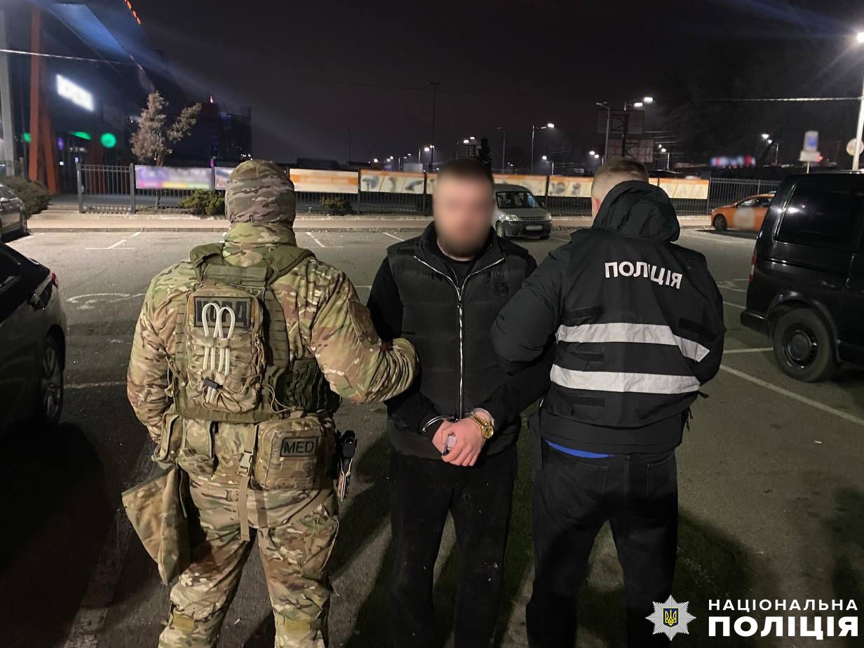 Представились поліцією, зупинили автобус з військовими та викрали двох людей: На Чернігівщині затримано зловмисників