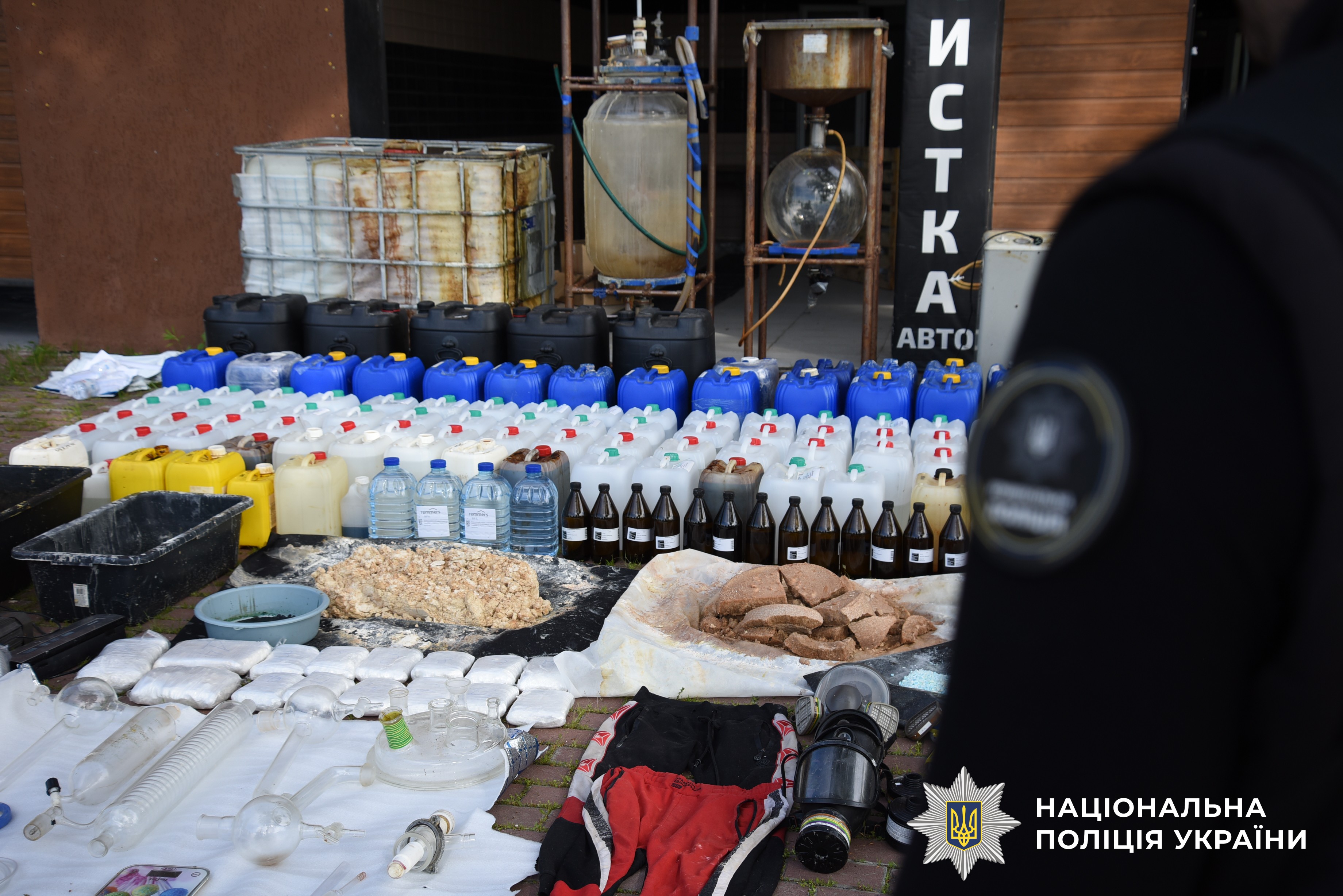 Наркобізнес на мільйони: понад пів сотні затриманих і тонни наркотиків — Нацполіція провела масштабну спецоперацію