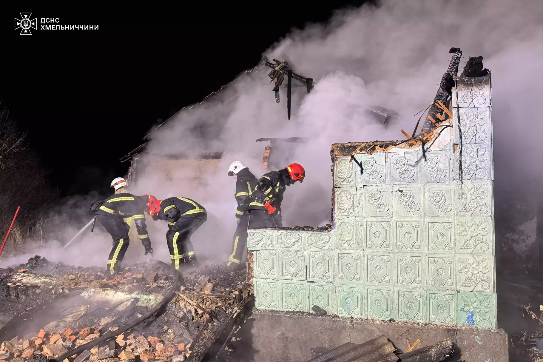 Нічна пожежа на Хмельниччині забрала життя матері та трьох маленьких дітей